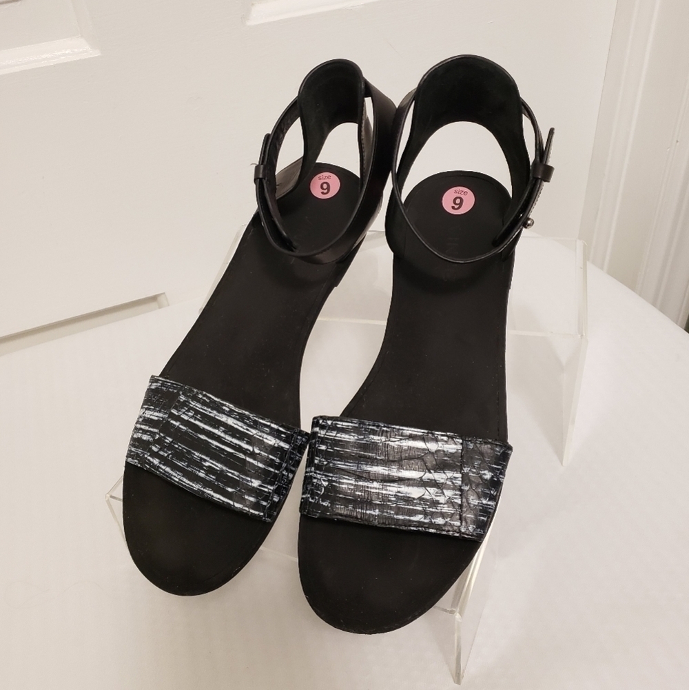VINCE BLACK & WHITE "Sawyer" Sandals, Size 9 = 40, Stylish Flats Sleek